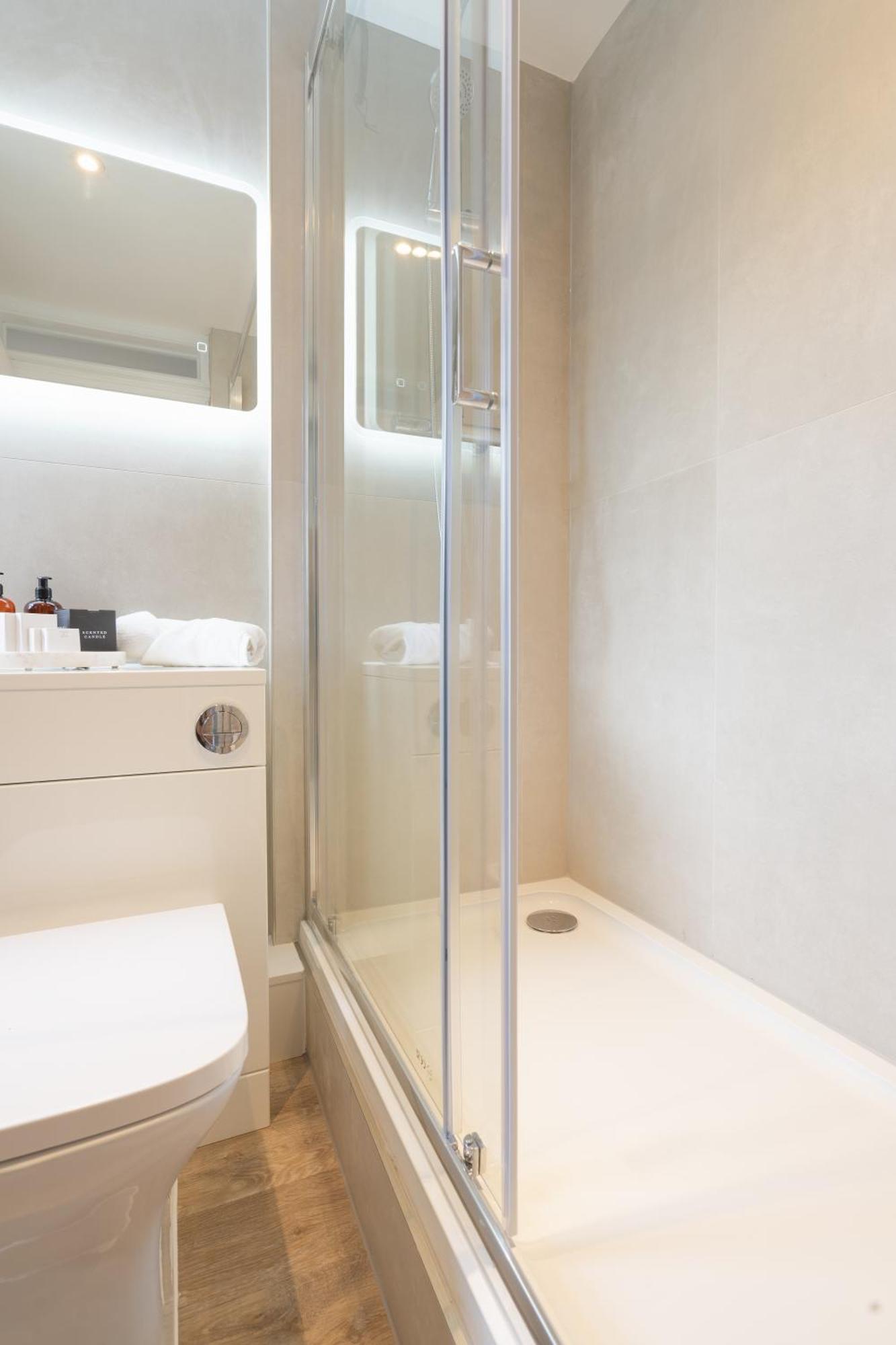 Newly Designed, 2Br Apt, 5Min From Northwood London Tube Station, Nato Hq, Ideal For Wembley, Warner Studio, Contractors Luaran gambar