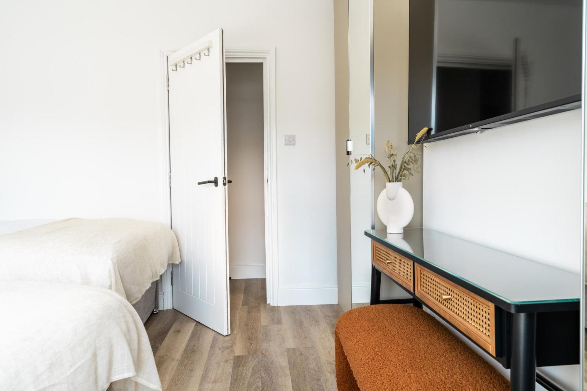 Newly Designed, 2Br Apt, 5Min From Northwood London Tube Station, Nato Hq, Ideal For Wembley, Warner Studio, Contractors Luaran gambar