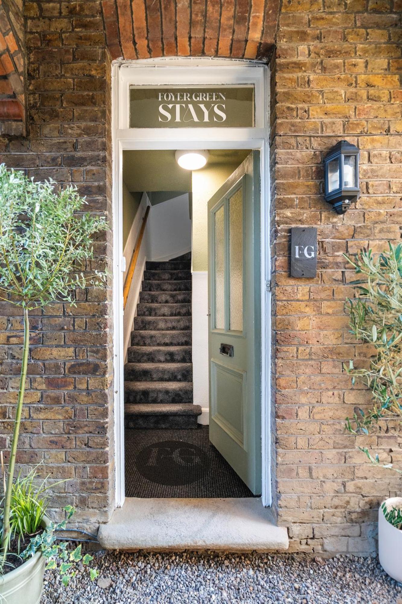 Newly Designed, 2Br Apt, 5Min From Northwood London Tube Station, Nato Hq, Ideal For Wembley, Warner Studio, Contractors Luaran gambar